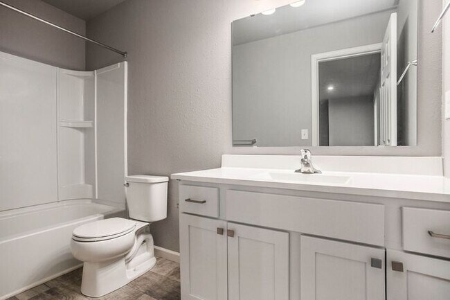 Building Photo - 5643 Claremount St