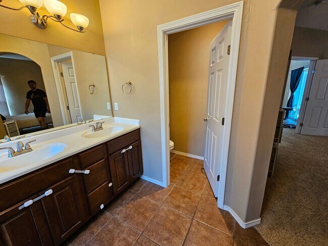 Building Photo - Spacious Golf Course Area Home with 4 Bedr...