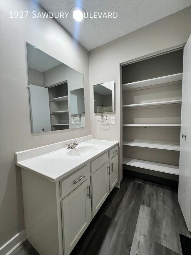 Building Photo - 1927 Sawbury Blvd