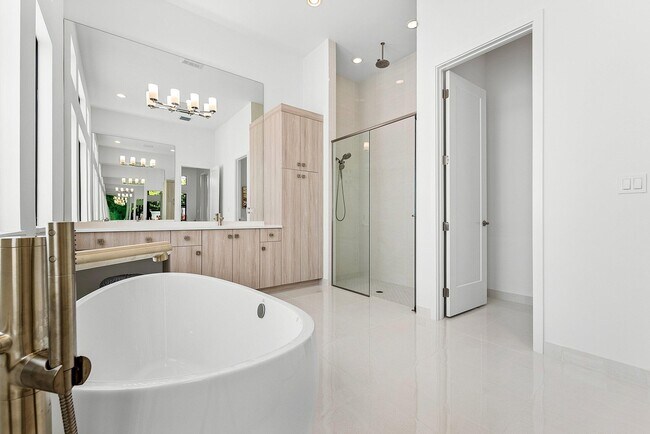 Building Photo - 8330 Essex Country Clb Dr