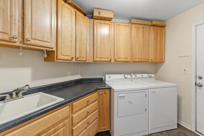 Building Photo - 10557 Maine Dr