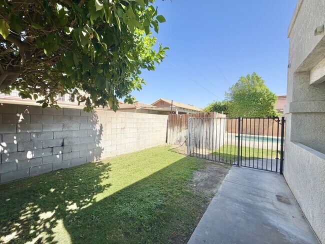 Building Photo - AVAILABLE NOW!! 3 Bedroom / 2 Bathroom Townhouse with pool in Cathedral City