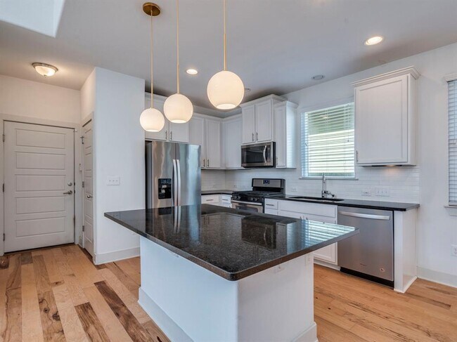 Building Photo - 2309 Hermia St