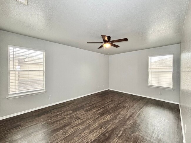 Building Photo - Spacious 4 Bedroom Home in Bristol Forest!