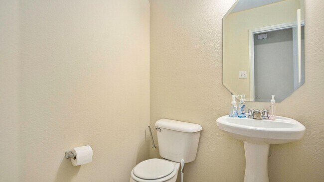 Building Photo - Beautifully Crafted 3 Bed 2.5 Bath 2 Car g...