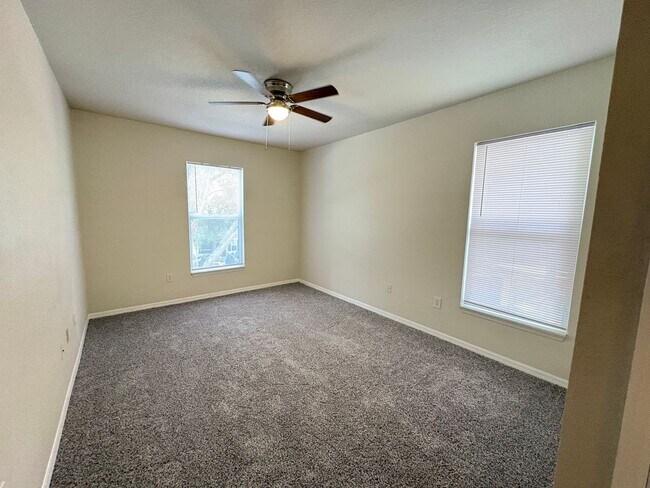Building Photo - 6016 Hemingway Cir