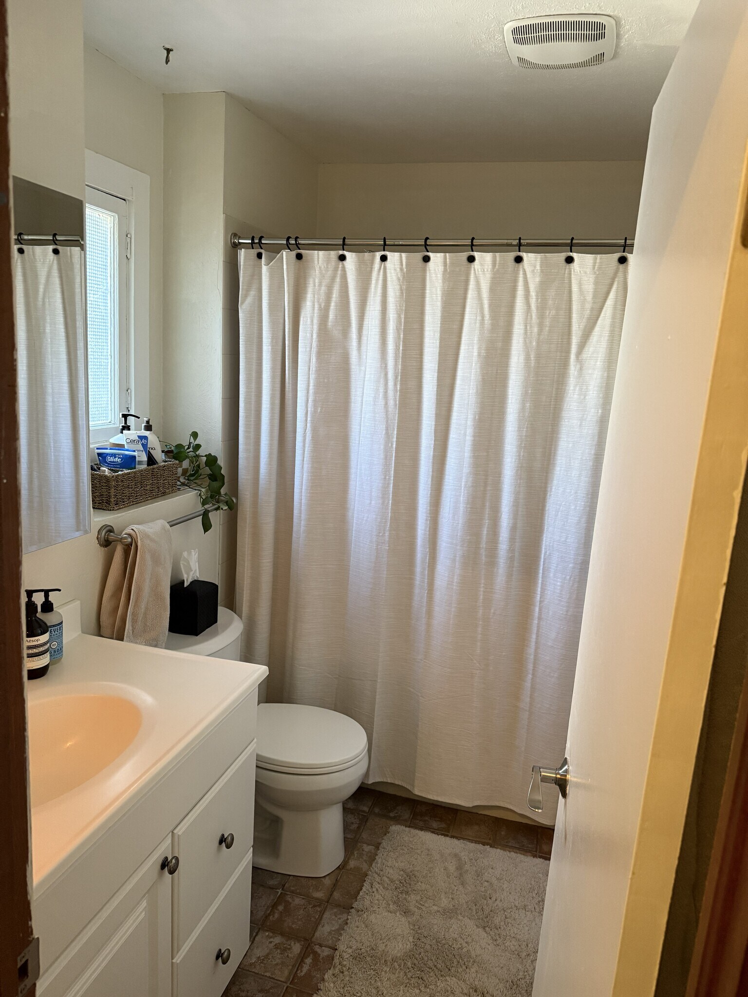 Bathroom - 1373 N Franklin St