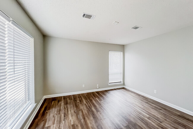 Building Photo - 302 Gardenia Rd