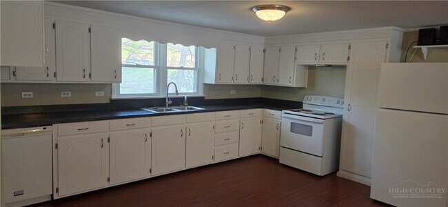 Building Photo - 536 Nc Hwy 105 Byp