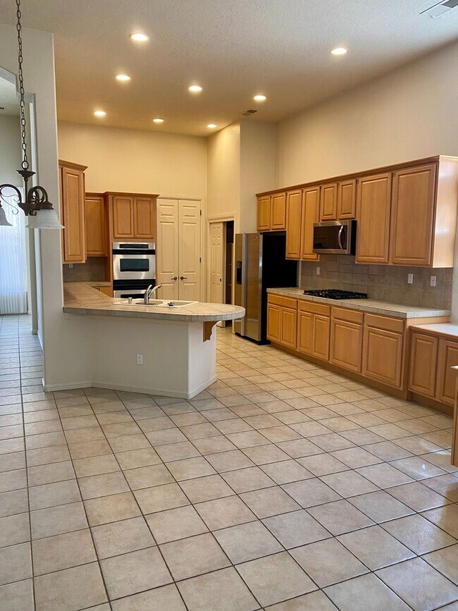 Building Photo - Beautiful 4 bedroom 3.75 bath in gated com...