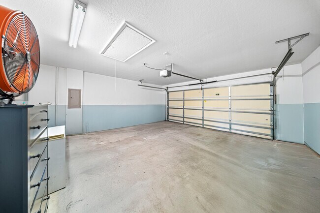 Building Photo - 5918 NW Hann Dr