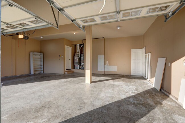 Building Photo - Well Maintained House Tucked Away on Dead-End Street Available!