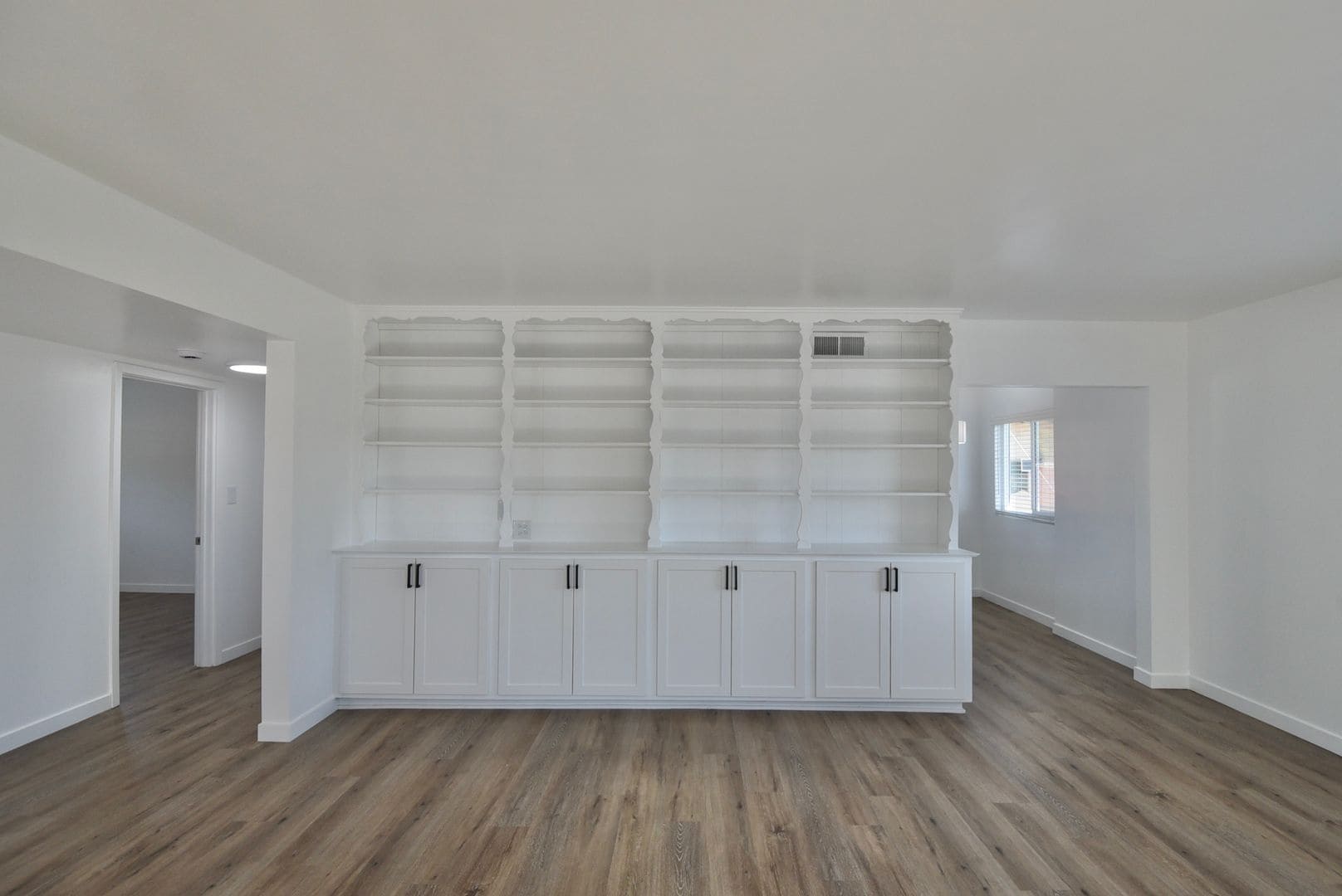 Building Photo - 1212 N Hollywood Way