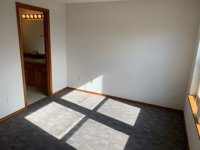 Building Photo - Lie01 - NE Chinook Way