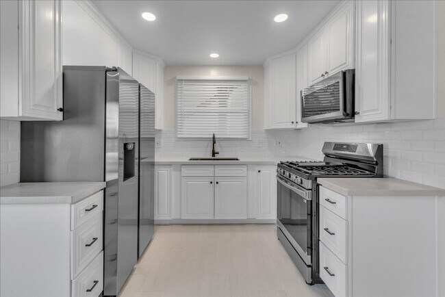 Building Photo - 4943 Coldwater Canyon Ave