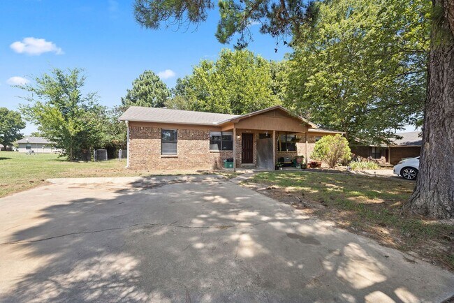 Building Photo - Cute Townhome