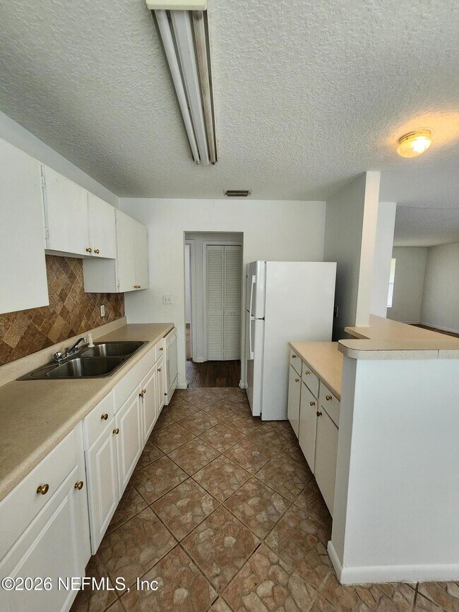 Building Photo - 1721 Hawaii Dr E