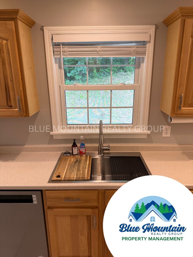 Building Photo - Canton - Easy commute to Asheville only 23 minutes