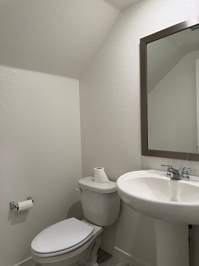 Building Photo - 3 bed 2.5 bathroom in Roseville!  Please read ad for viewing requirements