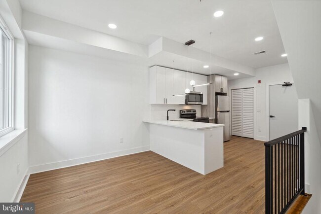 Building Photo - 528 W Berks St