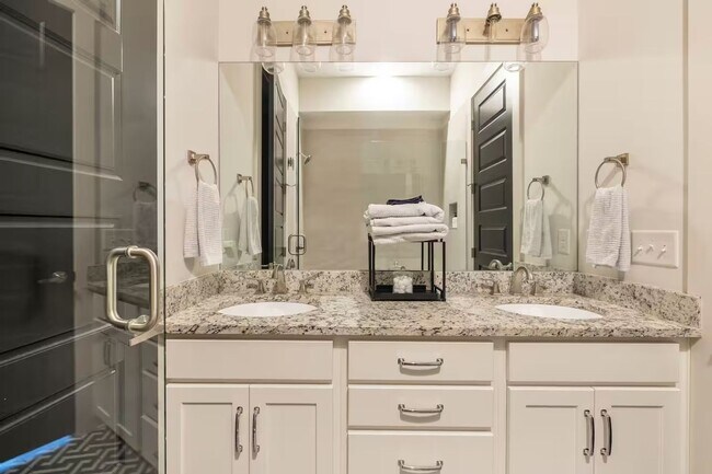 Building Photo - Spacious 3BR Condo in Nashville