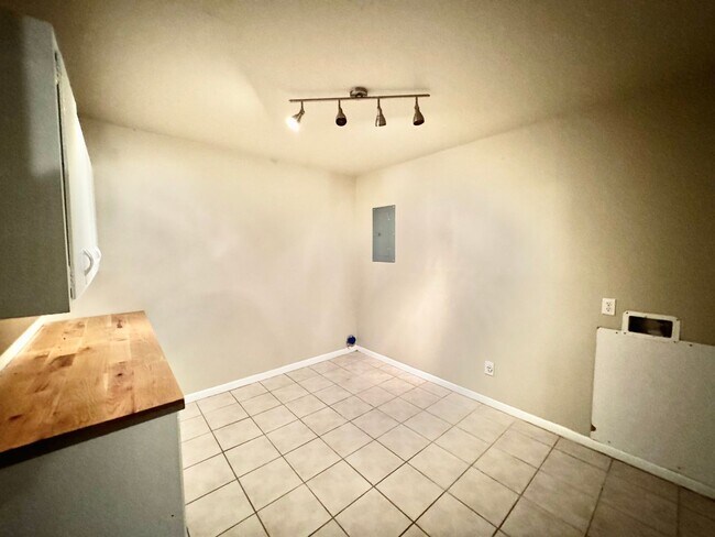 Building Photo - Cute 3 bedroom 2 bath Home!