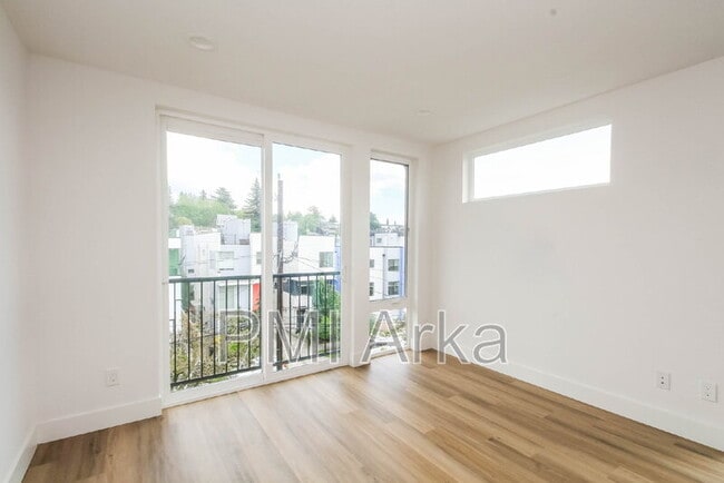 Building Photo - 909 28th Ave S