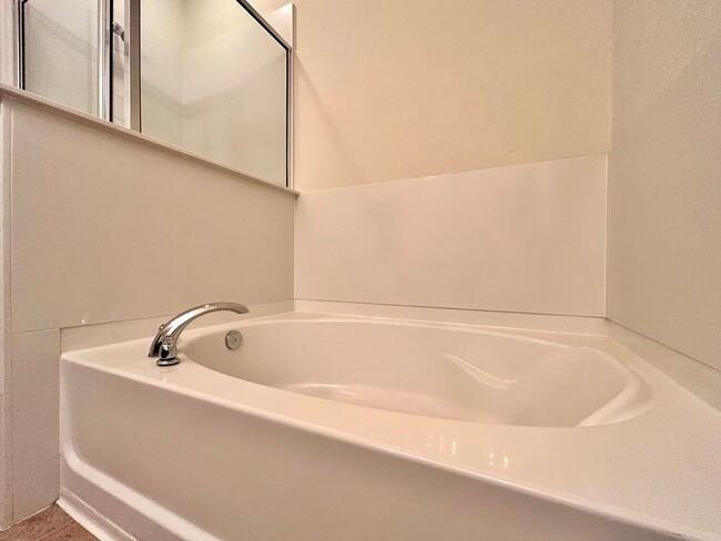 Building Photo - Charming 3/BR 2/BA  Home with Spacious Backyard