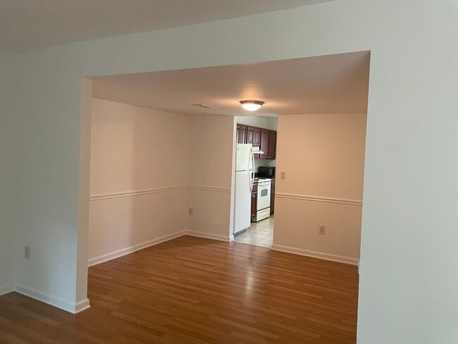 Building Photo - Broadneck Schools! End unit Townhome in Wa...