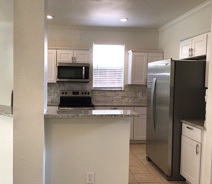 Building Photo - 1745 Cresthill Dr