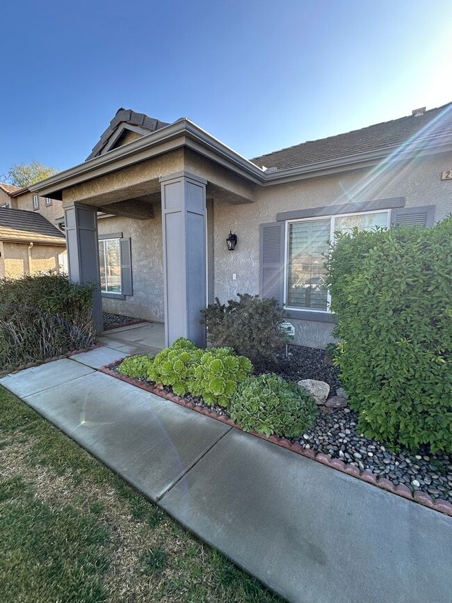 Building Photo - Charming 3 bedroom 2 bathroom home located in Hanford