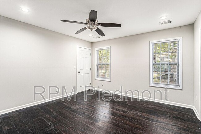 Building Photo - 1343 Lynford Dr SW