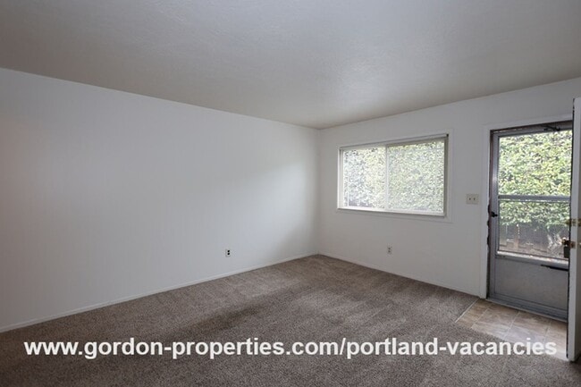 Building Photo - N Denver Ave - 1 bedroom apartment just of...