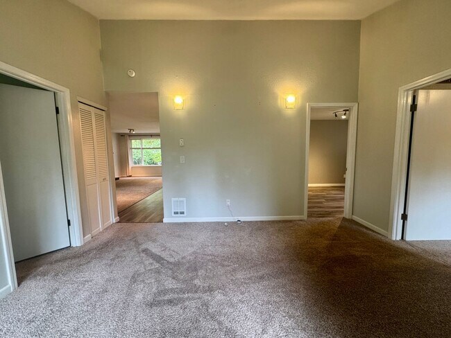 Building Photo - 2 Week Move In Special - 3 Bedroom, 2 Bath...