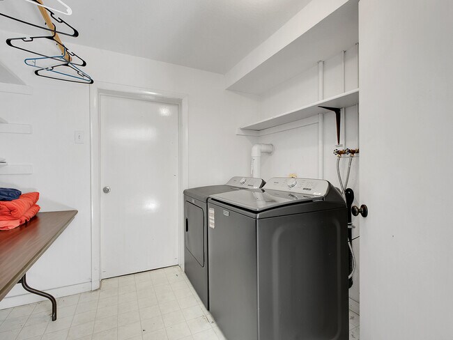 Building Photo - 34586 Circle Dr