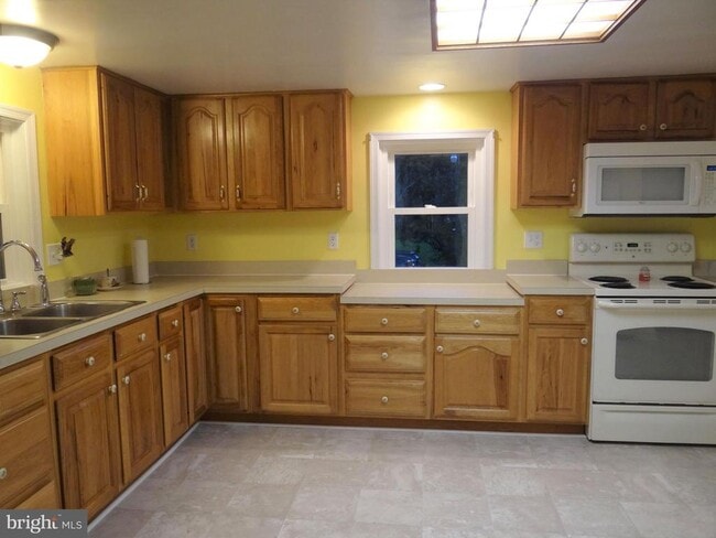 Building Photo - 668 Broad St