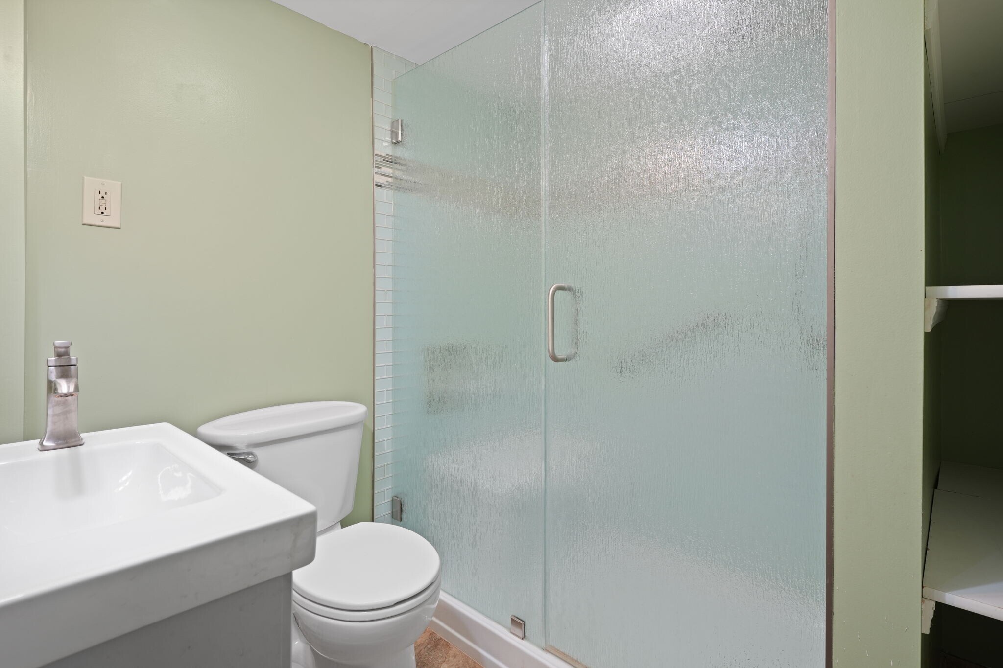 Bathroom Up - 1411 Goold St
