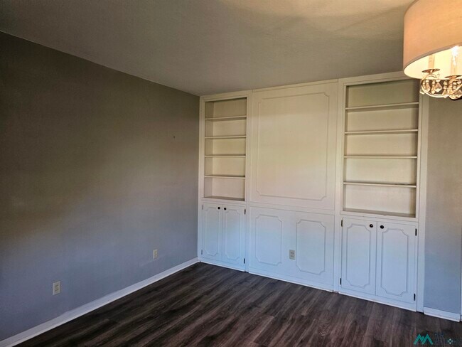 Building Photo - 1801 Eastridge Dr