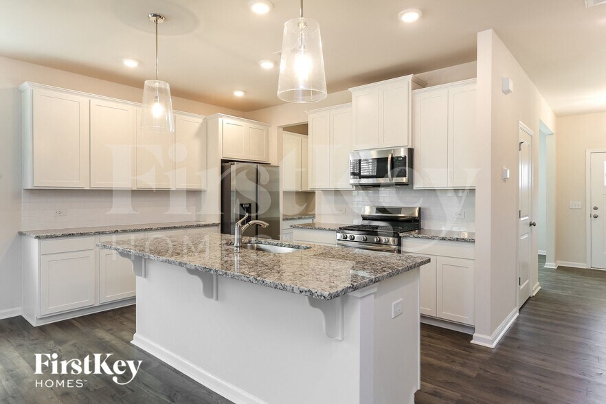 Building Photo - 565 Hillpark Ln