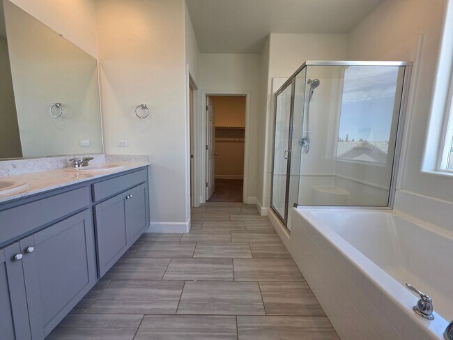 Building Photo - Newer 5 Bedroom 4.5 Bathroom in SE Visalia!! Coming soon!!