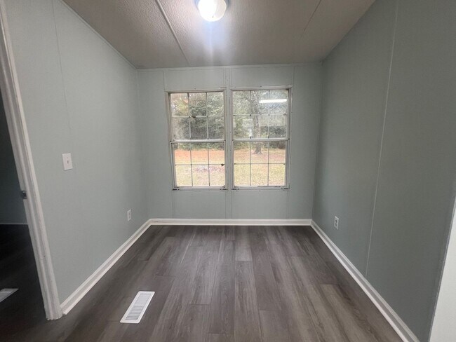 Building Photo - Home For Rent With Spacious Yard