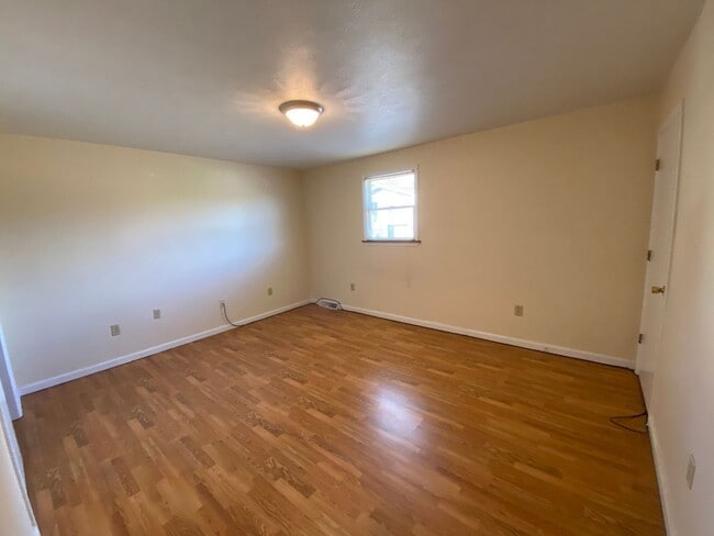 Building Photo - 124 Karen Way