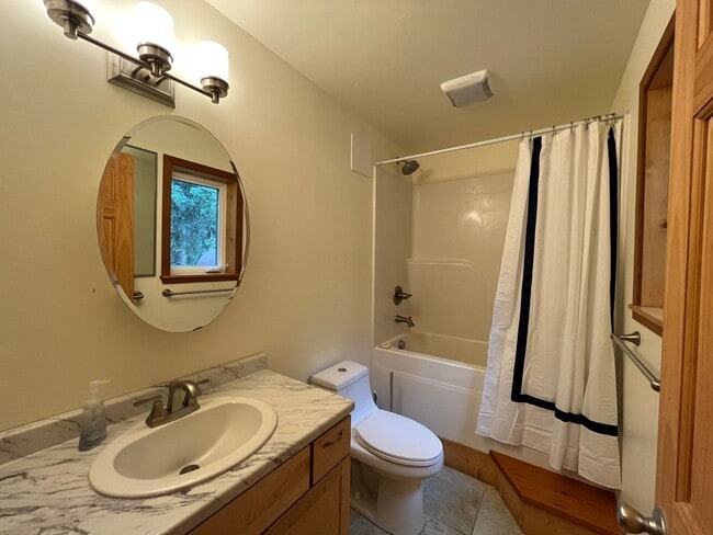 Building Photo - Cute, dog friendly cabin in Goldstream