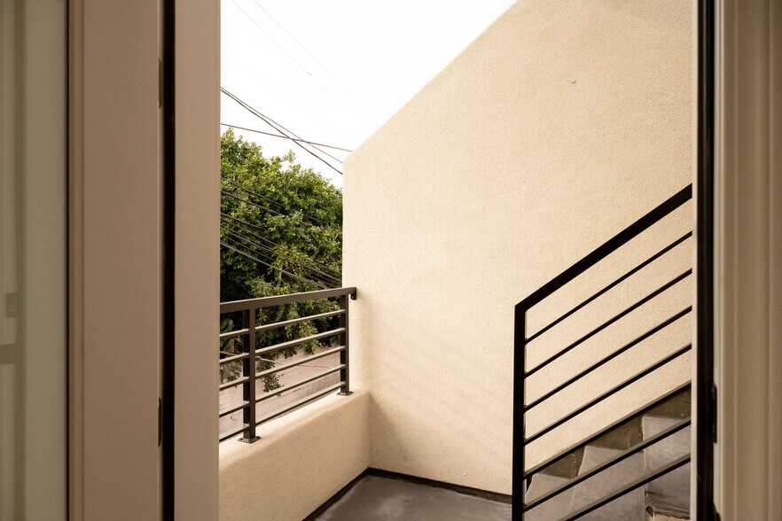 stairs to rooftop deck - 4774 Bancroft St
