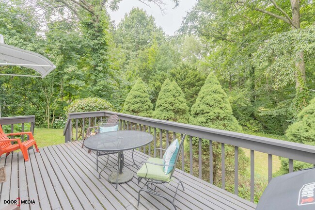 Building Photo - Short Term Furnished Rental -3 Bedroom Spl...