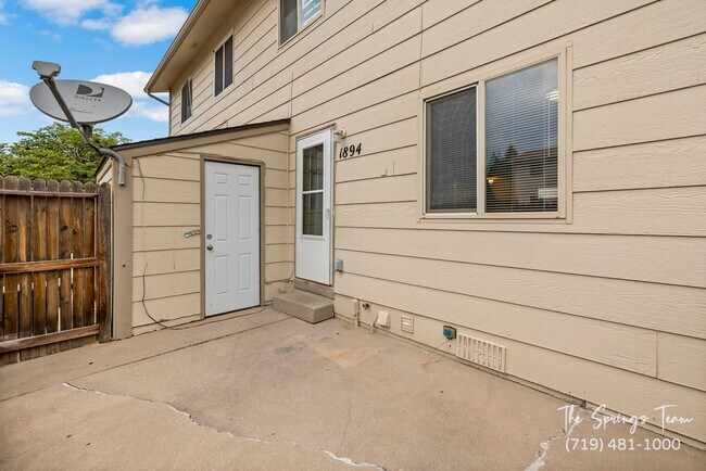 Building Photo - CHARMING 3BD/1.5BA TOWNHOME - NEW CARPET!