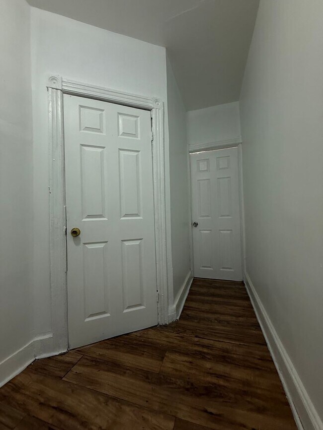 Building Photo - Large Home for family