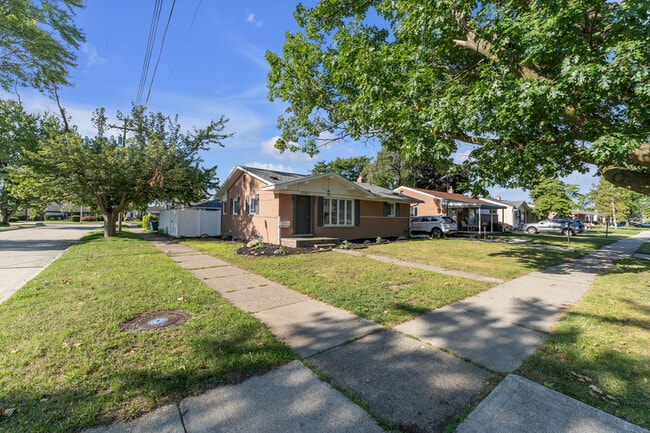 Building Photo - 31611 Lonnie Blvd