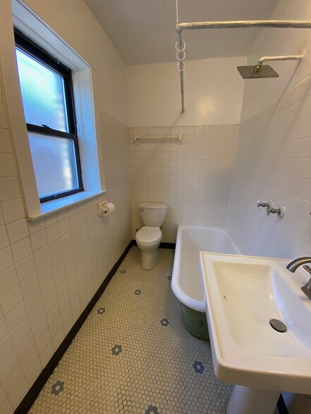 Building Photo - 6518 N Glenwood Ave