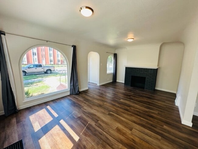 Building Photo - Adorable remodeled in 2023 2 bedroom 1 bathroom duplex available soon!